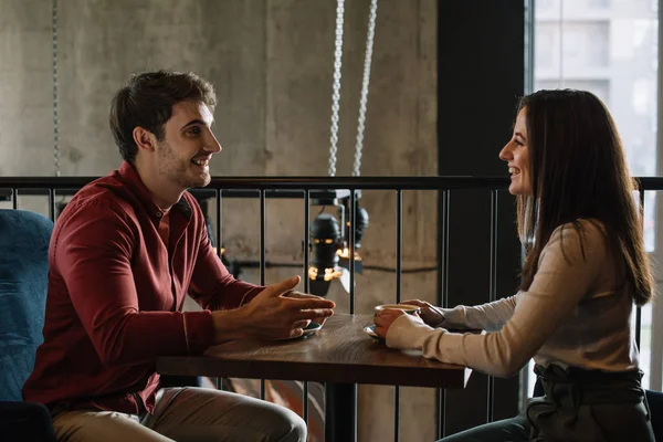 Sorrindo Jovem Casal Olhando Para Outro Enquanto Conversava Varanda Café — Fotografia de Stock