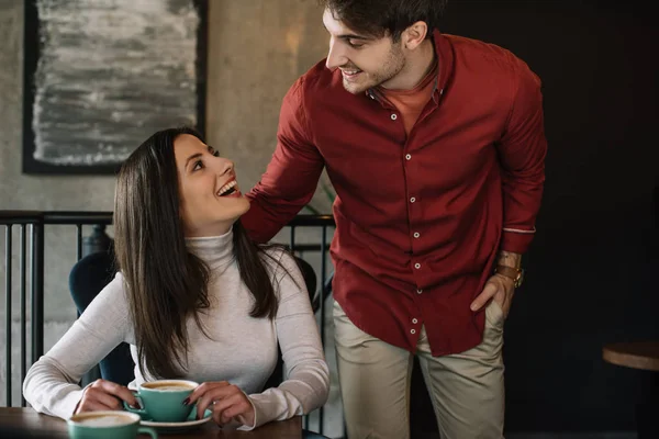 Sorrindo Jovem Casal Olhando Uns Para Outros Varanda Café — Fotografia de Stock