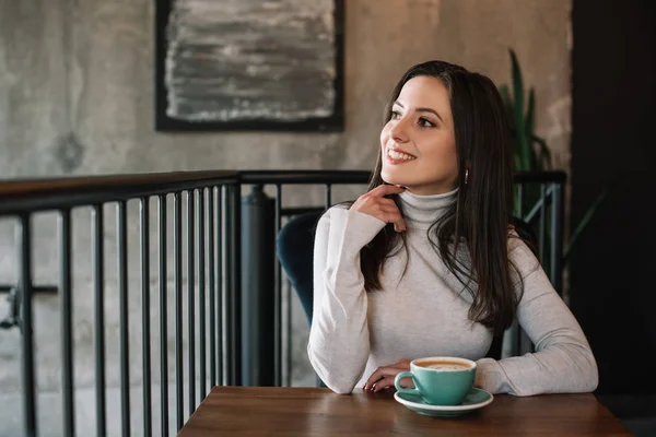 Drömmande Leende Ung Kvinna Sitter Vid Träbord Med Cappuccino Balkong — Stockfoto