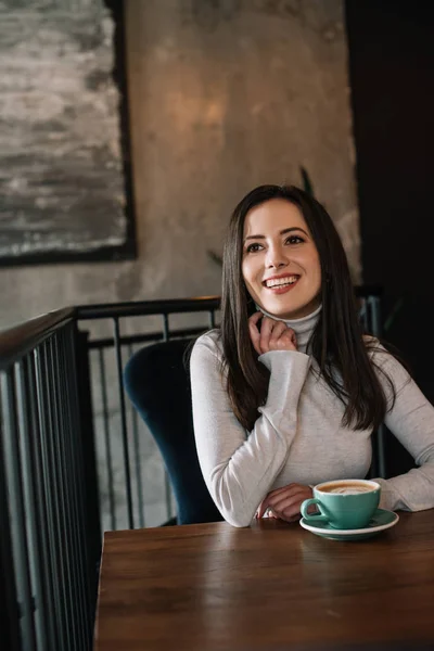 Usmívající Mladá Žena Sedí Dřevěného Stolu Cappuccino Balkóně Kavárně — Stock fotografie