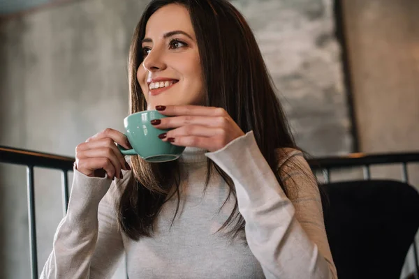 Sonriente Joven Con Café Balcón Cafetería —  Fotos de Stock