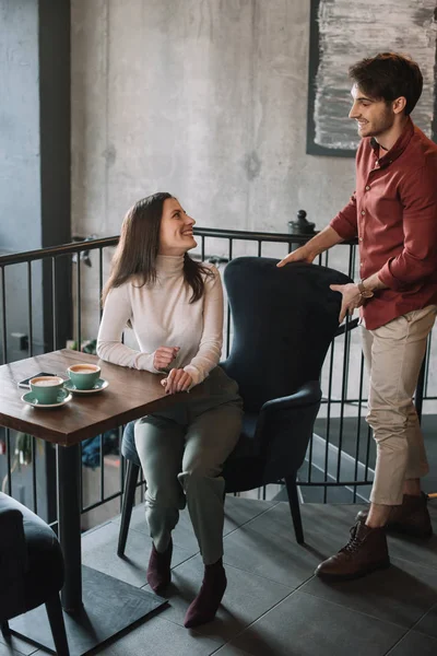 Femeie Zâmbitoare Uitându Bărbat Împingând Scaunul Balcon Cafenea — Fotografie, imagine de stoc