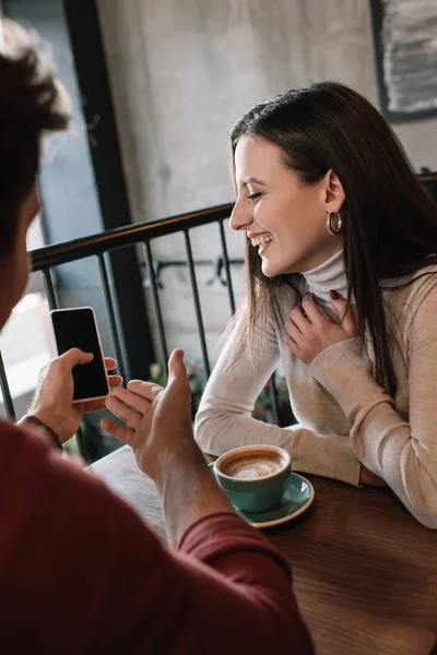 Homem Alegre Mostrando Tela Smartphone Menina Enquanto Bebe Café Varanda — Fotografia de Stock