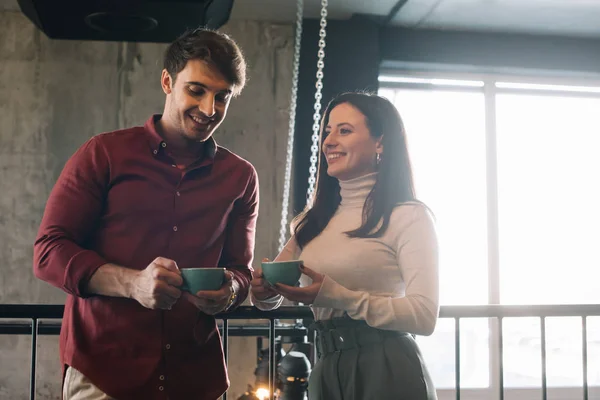 Feliz Pareja Hablando Mientras Bebe Café Balcón Cafetería — Foto de Stock