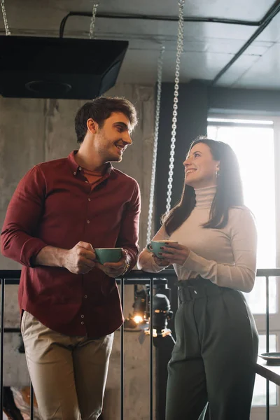 Feliz Pareja Hablando Mientras Bebe Café Balcón Cafetería — Foto de Stock