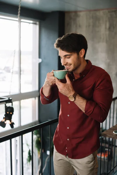 Sonriente Hombre Pie Balcón Oliendo Capuchino Cafetería —  Fotos de Stock