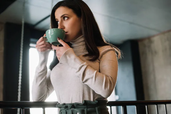 Vista Ángulo Bajo Mujer Pie Balcón Beber Capuchino Cafetería — Foto de Stock