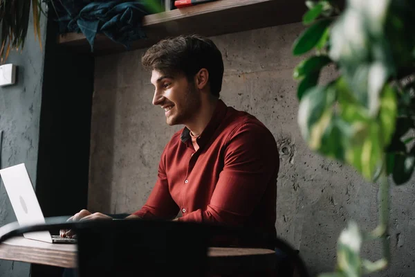 Happy Young Freelancer Working Laptop Coffee Shop — Stock Photo, Image