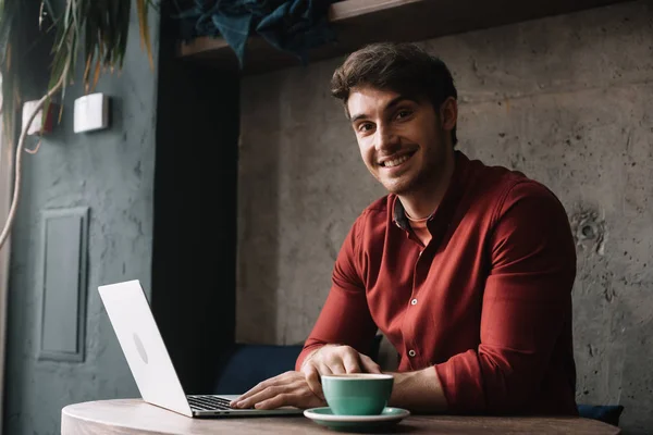 Sorrindo Jovem Freelancer Trabalhando Laptop Bebendo Café Café — Fotografia de Stock