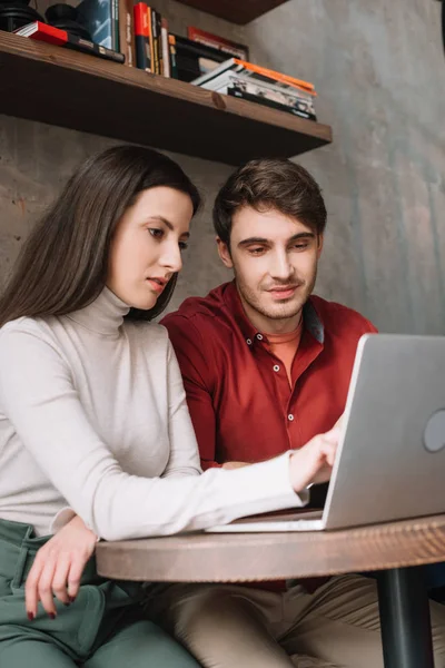 Pasangan Muda Bekerja Sama Pada Laptop Warung Kopi — Stok Foto