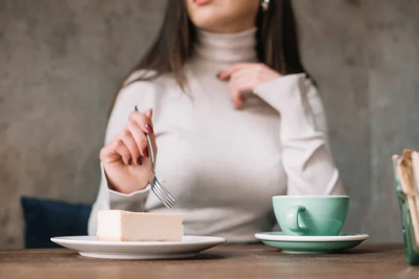 Cropped View Woman Eating Cheesecake Drinking Coffee Cafe — Stock Photo, Image