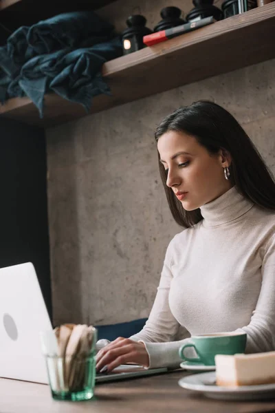 Freelancer Usando Laptop Cerca Café Cheesecake Cafetería — Foto de Stock