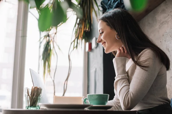 Selective Focus Green Plants Smiling Freelancer Using Laptop Coffee Shop — Stock Photo, Image