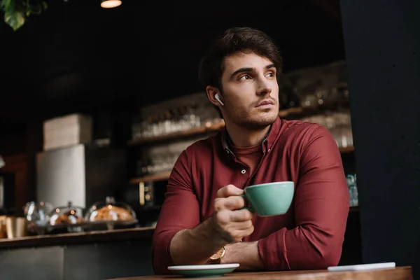 Pensive Man Draadloze Oortelefoons Het Drinken Van Koffie Cafe — Stockfoto