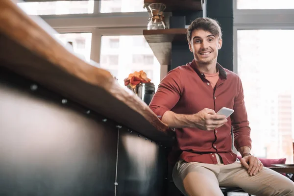 Sorrindo Homem Bonito Sentado Perto Bar Contador Fones Ouvido Sem — Fotografia de Stock