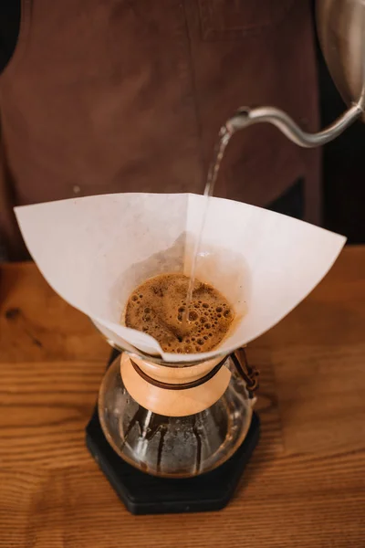 Частичный Взгляд Приготовление Кофе Баристой Помощью Chemex Coffeemaker — стоковое фото