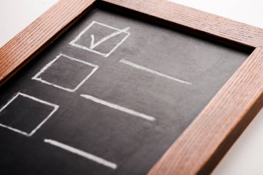 beyaz üzerinde izole edilmiş kontrol listesinde kenesi olan tebeşir tahtasını kapat