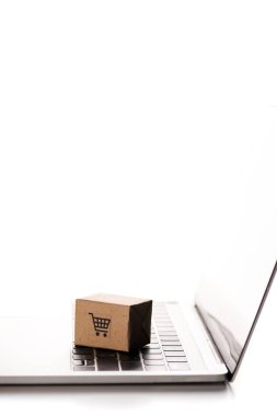 Dizüstü bilgisayardaki oyuncak kutusu beyaz, e-ticaret konseptinde izole edilmiş.