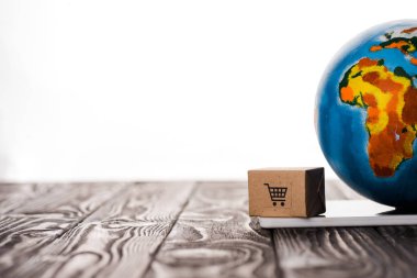 beyaz, e-ticaret kavramına izole edilmiş dijital tablet üzerindeki oyuncak kutusu ve küreye seçici odak