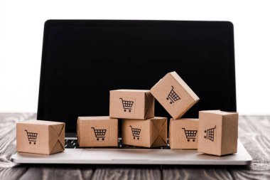Bilgisayarında beyaz ekranlı oyuncak kutuları, e-ticaret konseptine izole edilmiş.
