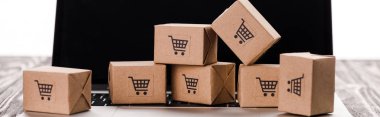 Bilgisayarda beyaz ekran ve e-ticaret kavramına izole edilmiş boş ekranlı oyuncak kutularının panoramik görüntüsü