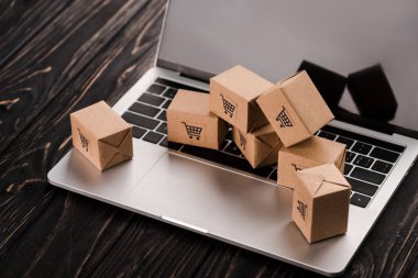Dizüstü bilgisayarda boş ekranlı küçük kutular, e-ticaret konsepti