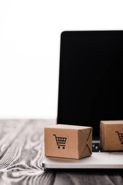 Bilgisayardaki küçük kutuların seçici odak noktası beyaz, e-ticaret konsepti üzerinde boş ekran izole tablo