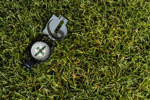 Top View Retro Compass Green Grass — Stock Photo, Image