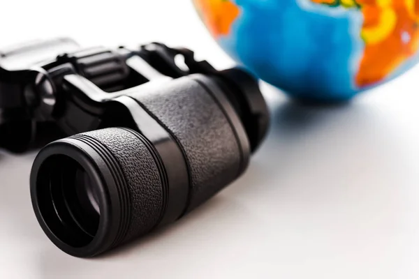 Selective Focus Binoculars Globe White — Stock Photo, Image