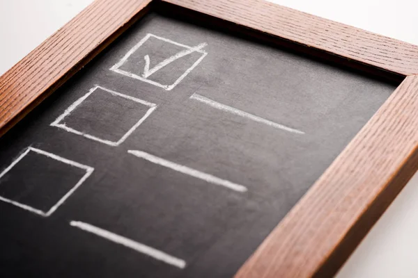 Primo Piano Bordo Gesso Con Spunta Checklist Isolato Bianco — Foto Stock