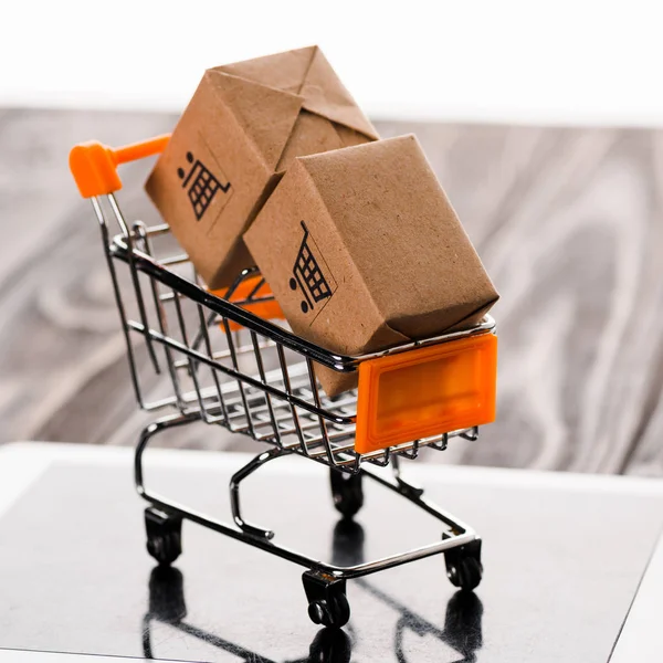 Close Toy Shopping Cart Small Boxes Digital Tablet Commerce Concept — Stock Photo, Image