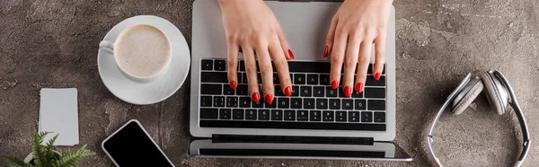 Colpo Panoramico Donna Utilizzando Laptop Vicino Smartphone Tazza Caffè Impianto — Foto Stock