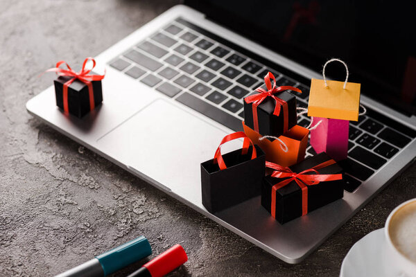 Enfoque Selectivo Bolsas Compras Cerca Computadora Portátil Taza Café Rotuladores — Foto de Stock