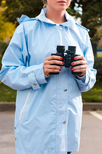 Vista Ritagliata Donna Impermeabile Blu Con Binocolo — Foto Stock