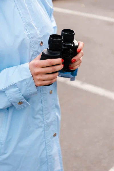 Ausgeschnittene Ansicht Eines Reisenden Mit Fernglas Draußen — Stockfoto