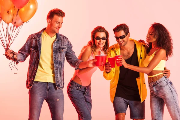 Amigos Multiculturais Felizes Clinking Copos Plástico Rosa — Fotografia de Stock