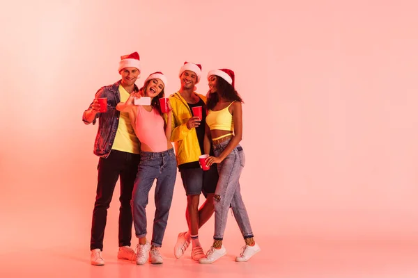 Mulher Feliz Tomando Selfie Com Amigos Multiculturais Chapéus Santa Rosa — Fotografia de Stock