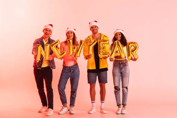 Amigos Multiculturais Felizes Segurando Balões Com Letras Ano Novo Rosa — Fotografia de Stock