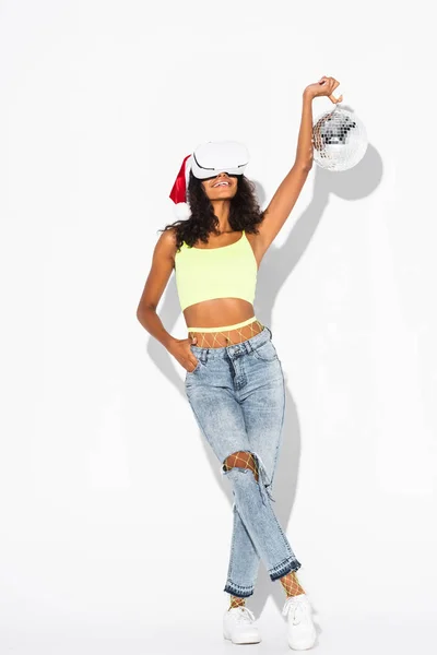 Wesoła Afroamerykanka Trzymająca Kulę Disco Stojąca Ręką Kieszeni Białym — Zdjęcie stockowe