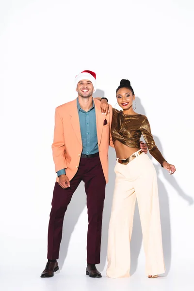 Fröhliche Afrikanisch Amerikanische Frau Steht Mit Mann Weihnachtsmütze Auf Weißem — Stockfoto