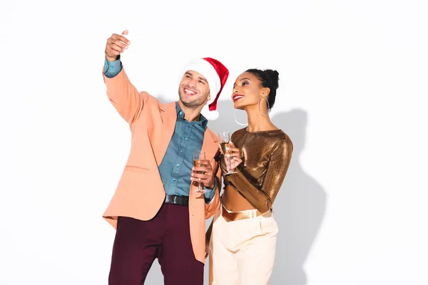 Feliz Hombre Santa Hat Hablando Selfie Con Alegre Africana Americana — Foto de Stock