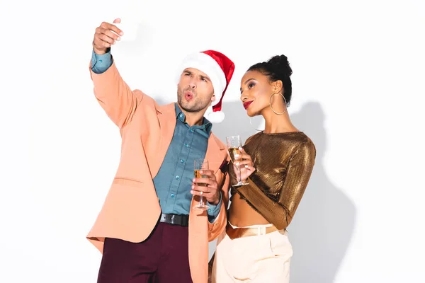 Emotional Man Santa Hat Talking Selfie Cheerful African American Girl — Stock Photo, Image