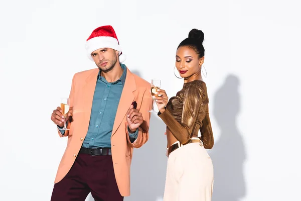 Bela Menina Afro Americana Segurando Taça Champanhe Perto Homem Santa — Fotografia de Stock