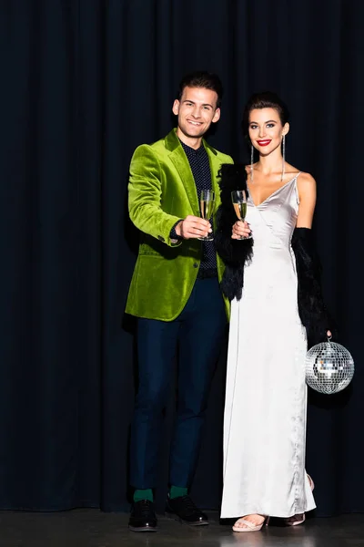 Vrolijke Vrouw Knappe Man Met Champagne Bril Donkerblauw — Stockfoto