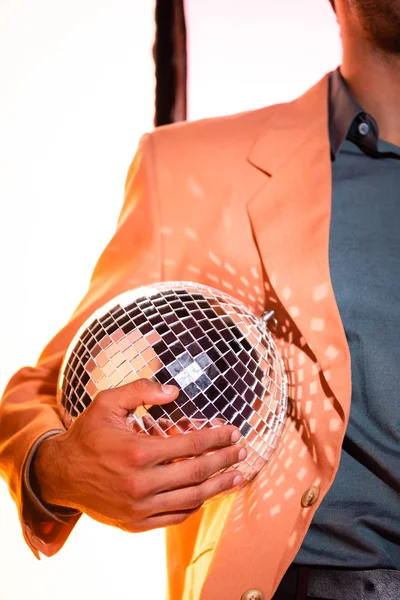 Recortado Vista Hombre Chaqueta Celebración Brillante Bola Disco Blanco — Foto de Stock