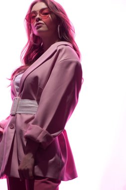 Güneş gözlüklü güzel ve modaya uygun bir kadın. 