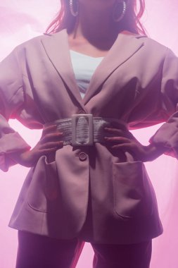 Elleri pembelerin üzerinde duran kadın manzarası. 