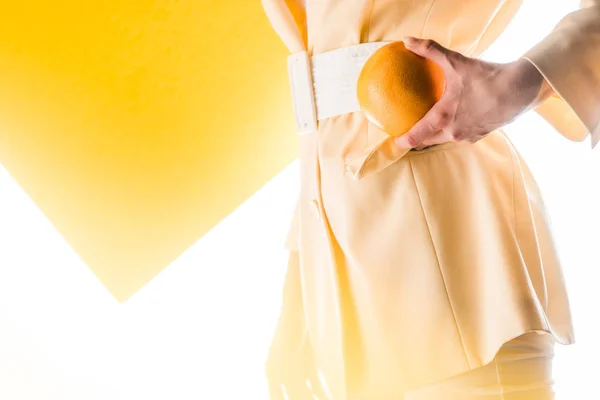 Vista Cortada Mulher Elegante Segurando Laranja Branco Amarelo — Fotografia de Stock