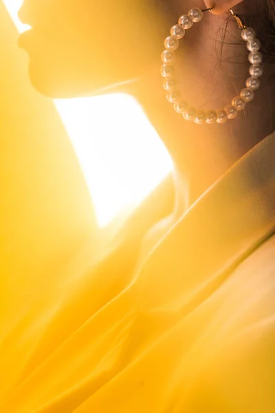 Περικοπή Άποψη Της Κομψής Γυναίκας Μαργαριτάρι Σκουλαρίκι Λευκό Και Κίτρινο — Φωτογραφία Αρχείου