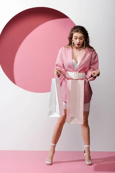 Menina Surpreso Elegante Olhando Para Saco Compras Branco Rosa — Fotografia de Stock